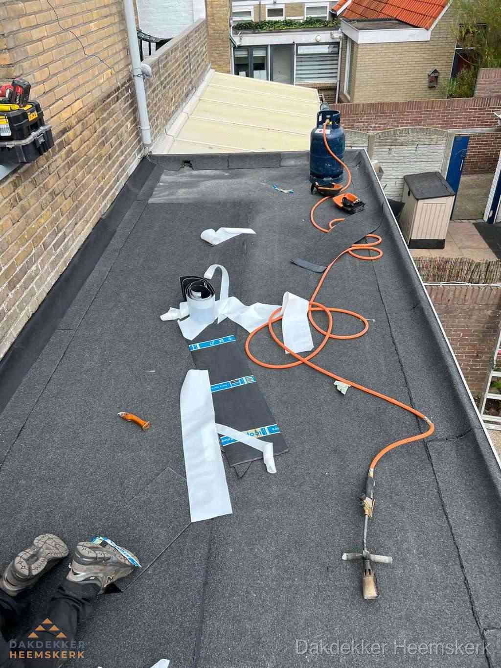 Dakdekker brengt EPDM dakbedekking aan op plat dak in Heemskerk