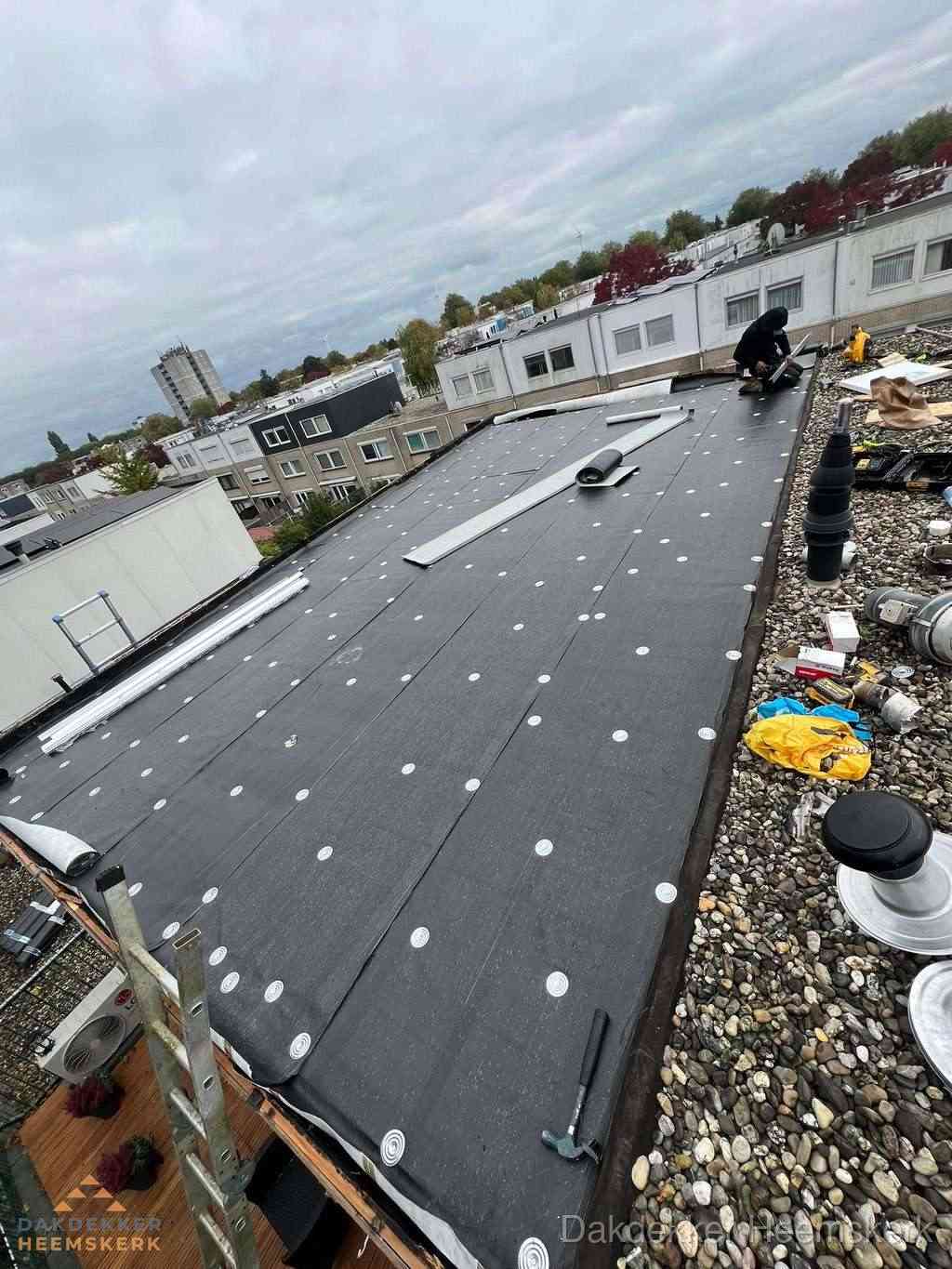 Dakleer vervangen op groot plat dak door dakdekker in Heemskerk